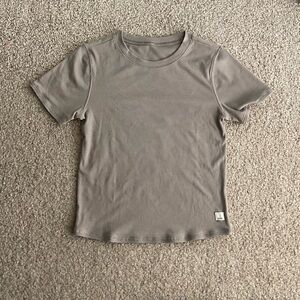 vuori pose fitted tee